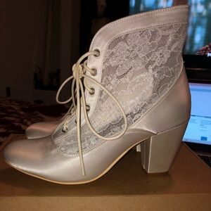 Elegant Park laced wide Heel booties!!!pearl color 🥰